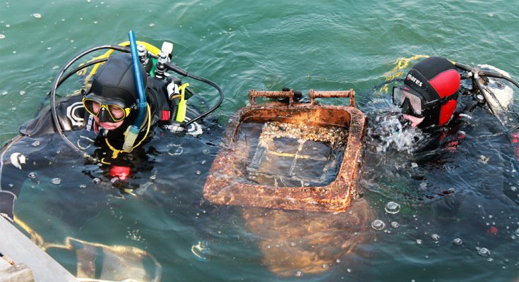 subacquei recuperano rifiuti lago lugano blu pulito