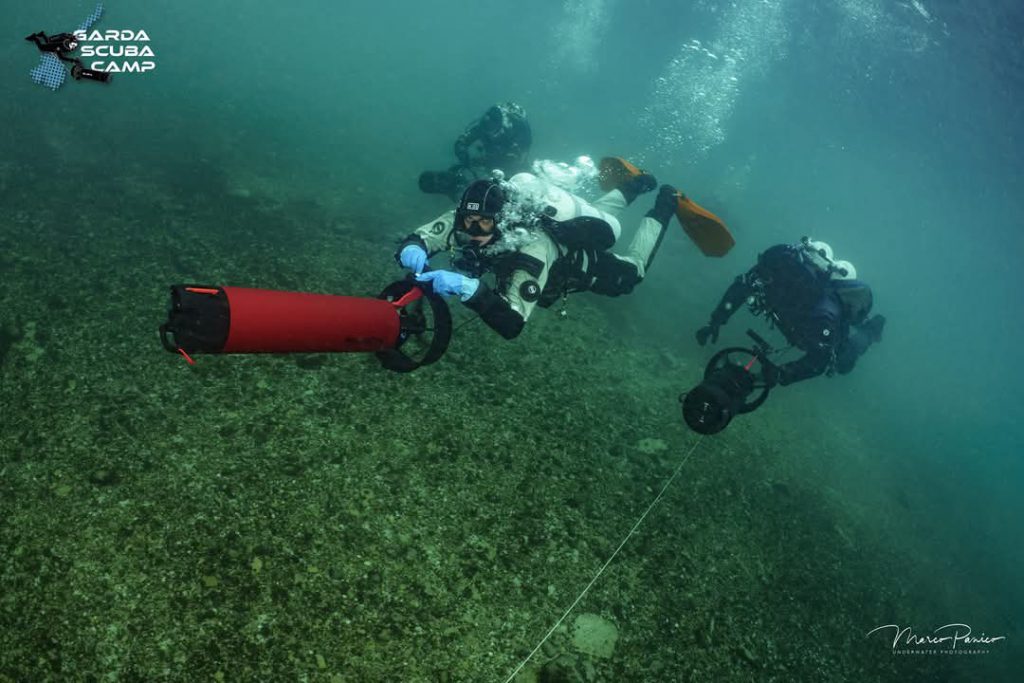  Subacquei testano scooter subacquei durante un'immersione al Garda Scuba Camp 2025.